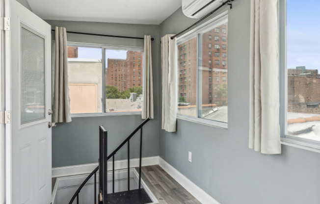 3 beds, 1 bath, $3,995, Unit PH4