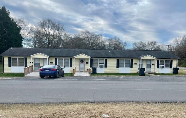 Adorable 1 bedroom 1 bath apartment . Located in Dallas