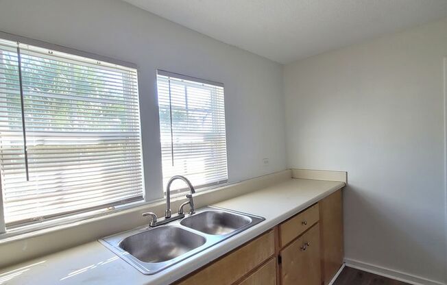 2 beds, 1 bath, $1,395