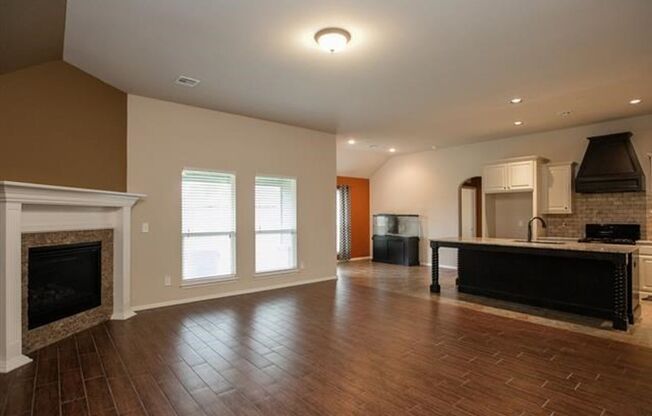 Gorgeous 4 Bed / 3 Bath in Tulsa!
