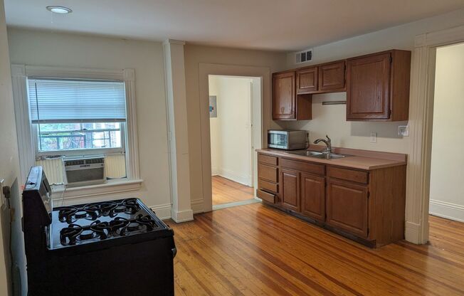 3 beds, 1 bath, 1,800 sqft, $1,620, Unit # 6