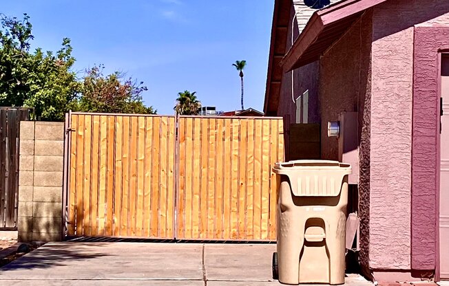 6528 N 80 AVE