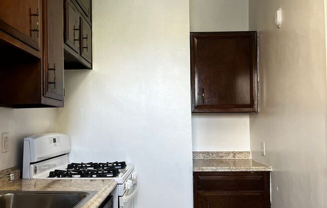 2 beds, 1 bath, 975 sqft, $2,055, Unit Royal York 802