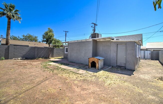 3 Bedroom + 1 Bathroom + 1 Car Carport Single Level Home in Conveniently Located Central Phoenix!