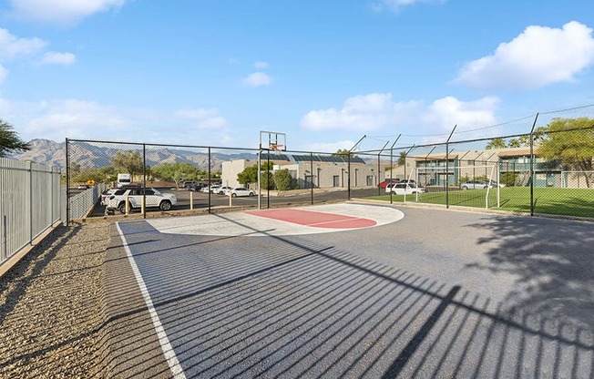 Community Sports Court at Tanque Verde Apartments located in Tucson, AZ.
