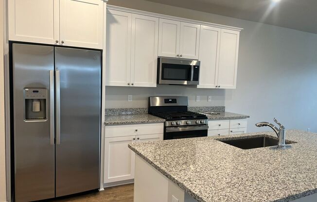 SHOWING 6/7 or SOONER with Advance Appointment!  Three Bedroom Townhome Style Unit in Reed's Crossing - Close to Nike, Intel and Columbia Sportswear!