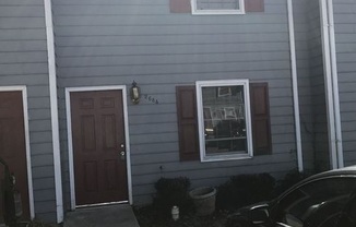 Charming 2 bed 1.5 bathe  Town-home in friendly neighborhood!