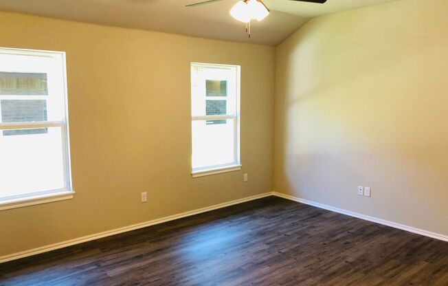 3 bedroom, 2 bath duplex for rent in Edmond near Broadway and 2nd Street!   Cul-de-sac Street next to walking trails and park!