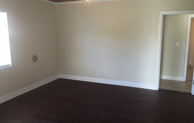 Remodeled 2/1 - Close to Howard and UT