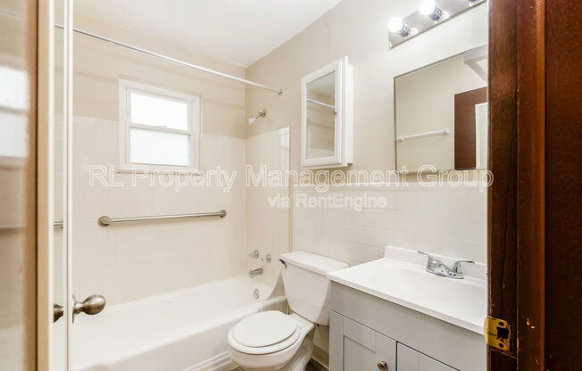 2 beds, 1 bath, 775 sqft, $825, Unit A
