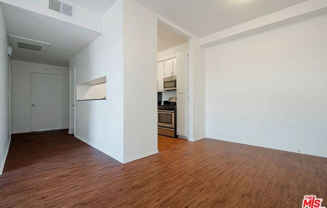 Studio, 1 bath, 425 sqft, $2,016, Unit 402