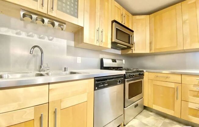 3 beds, 1 bath, $3,495, Unit 1156-1/2