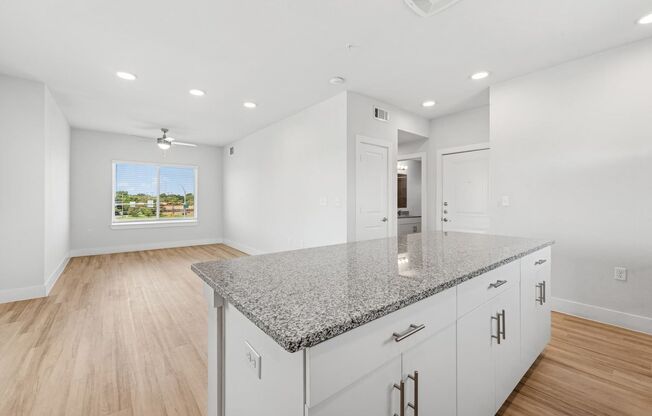 1 bed, 1 bath, 685 sqft, $1,070, Unit 633