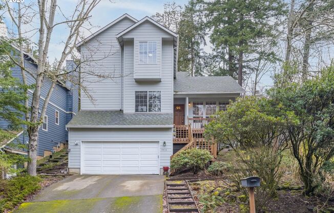 Cozy 3 Bed 2.5 Ba home in Crestwood SW Portland! BONUS ROOM! 2 car garage, huge deck, Central AC!