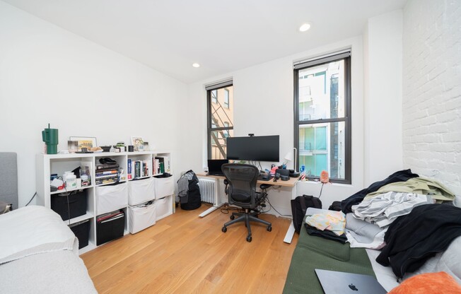344 W 17 ST