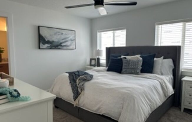 FULLY FURNISHED rental 2 bed, 2.5 bath 1 car garage with small fenced patio / Optional lease terms