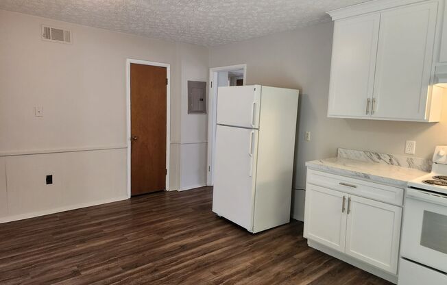 2 Bd/ 1Ba Downstairs apartment, close to Savannah State, Victory Drive, and Memorial Hospital.