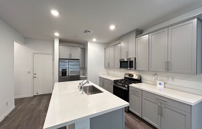 3 beds, 2.5 baths, $2,595, Unit # 1070