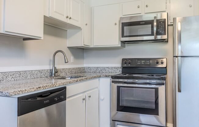 2 beds, 1 bath, 770 sqft, $1,100, Unit A4