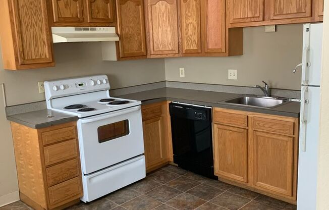 3 beds, 1 bath, 965 sqft, $925, Unit 915-03