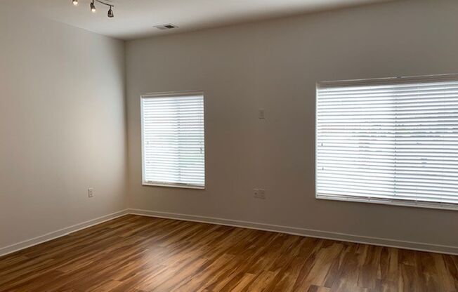 Studio, 1 bath, 558 sqft, $1,080, Unit 402