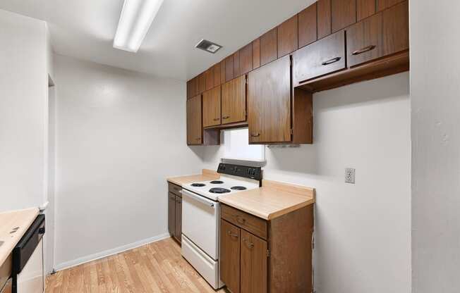 Kitchen Unit at Sherwood Forest Apartment Homes, Illinois