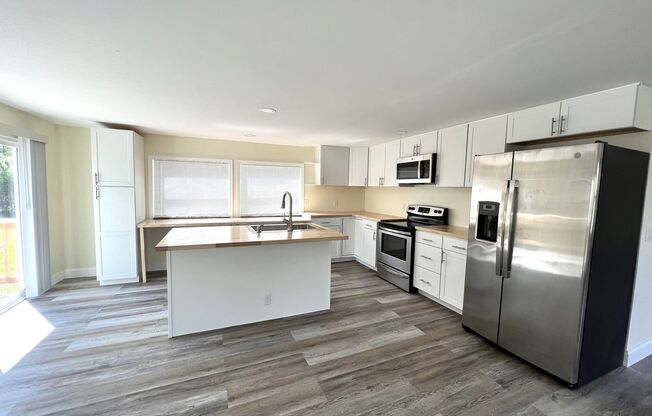 FIRST MONTHS RENT FREE!!! 5 ACRES OF PARADISE!!!