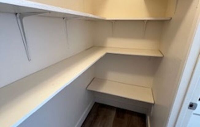 1 bed, 1 bath, 700 sqft, $1,300, Unit 762-28