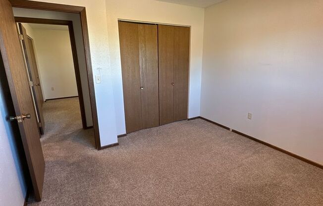 3 beds, 1 bath, $1,150, Unit EQM-1063