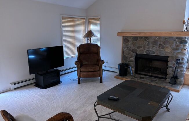 2 beds, 2 baths, $3,000, Unit # 212