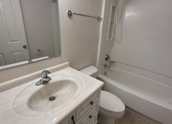 1 bed, 1 bath, 655 sqft, $3,200, Unit 215