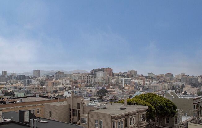 Russian Hill: Remodeled Kit/Bath, Formal Dining Room, Golden Gate Bridge View, FREE Utilities & Shared Patio