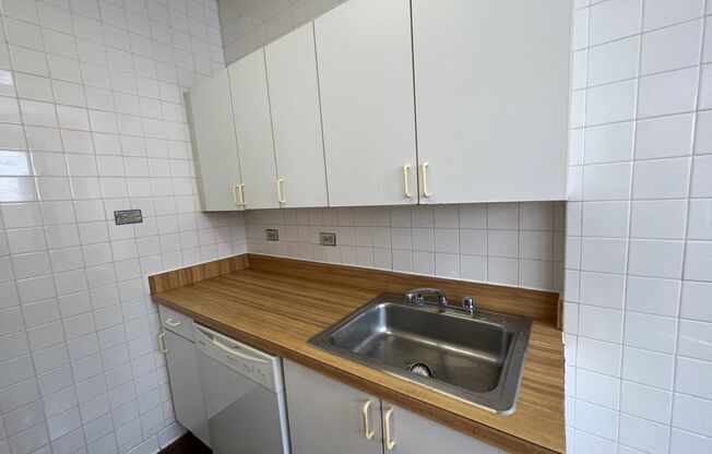 1 bed, 1 bath, 700 sqft, $1,945, Unit 429-102