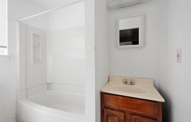 1 bed, 1 bath, 800 sqft, $849, Unit 103 W Lincoln Ave #1