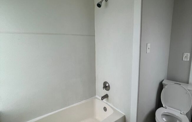 Available July 1st! 3 Bed 1.5 Single Family Home!