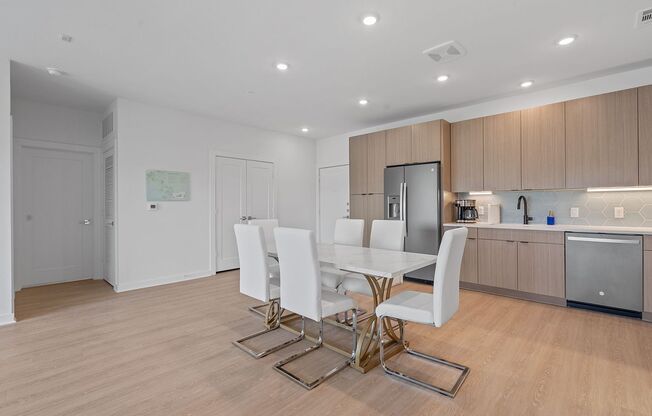 2 beds, 2 baths, 1,001 sqft, $1,675, Unit 218