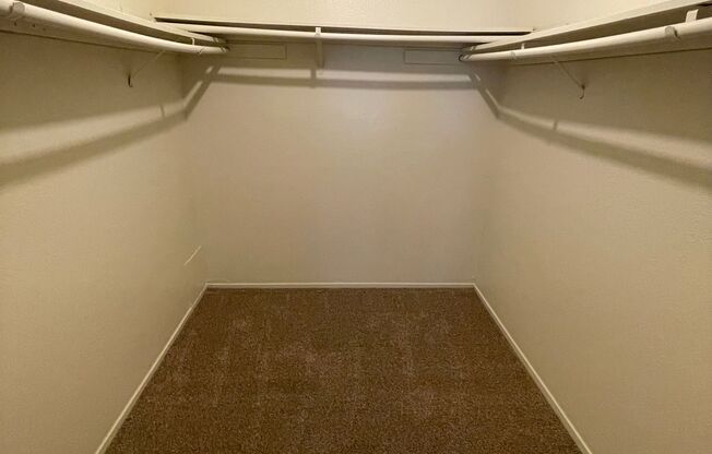 2 beds, 1 bath, 993 sqft, $1,595, Unit 13-18