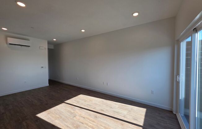 Studio, 1 bath, 327 sqft, $1,855, Unit 405