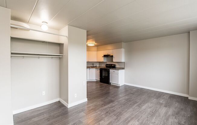 Studio, 1 bath, 425 sqft, $606, Unit Unit 318