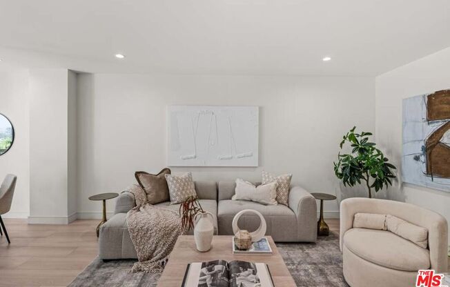 2 beds, 2 baths, 900 sqft, $4,000, Unit 806