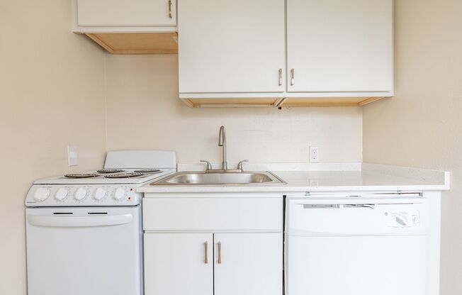 Studio, 1 bath, 423 sqft, $1,575, Unit 704