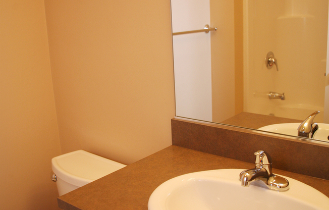 2 beds, 1.5 baths, 879 sqft, $1,890, Unit 32