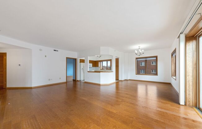 River Mill Condo in Des Plaines Available Now! 2 Bed / 2 Bath / Heated Parking! Available November 15th!