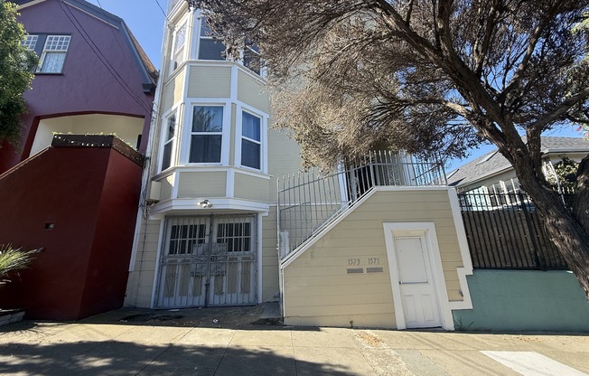 1573 MCKINNON AVE