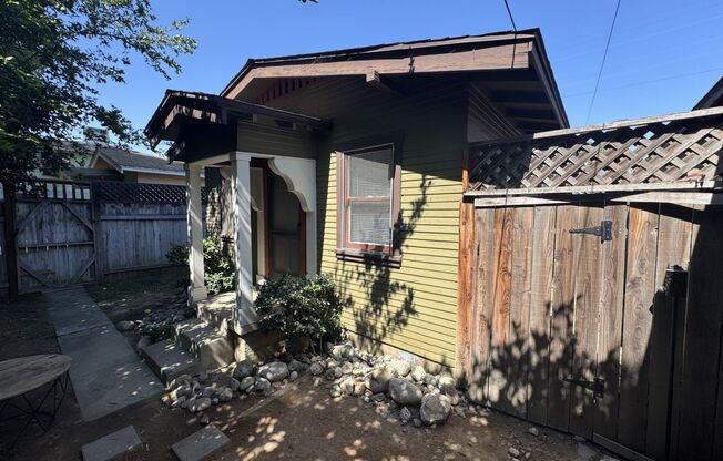 2 bed 1 bath Back house Bungalow in Upland for rent washer/dryer included
