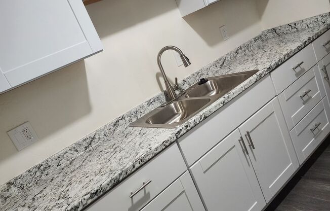 3 beds, 1 bath, 1,040 sqft, $1,739, Unit B01