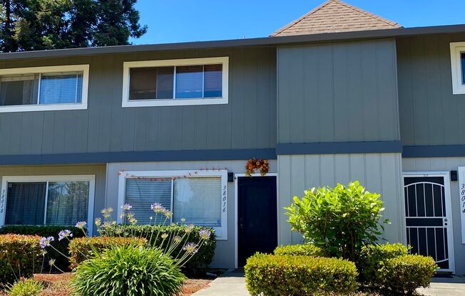 COMING SOON! $2790 - GORGEOUS 2 BEDROOM TOWNHOUSE IN PARKMONT AREA OF CENTRAL FREMONT