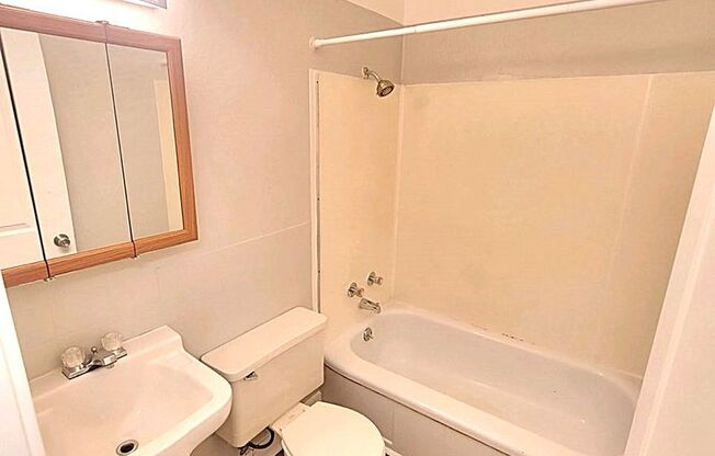 Studio, 1 bath, 275 sqft, $895, Unit 4