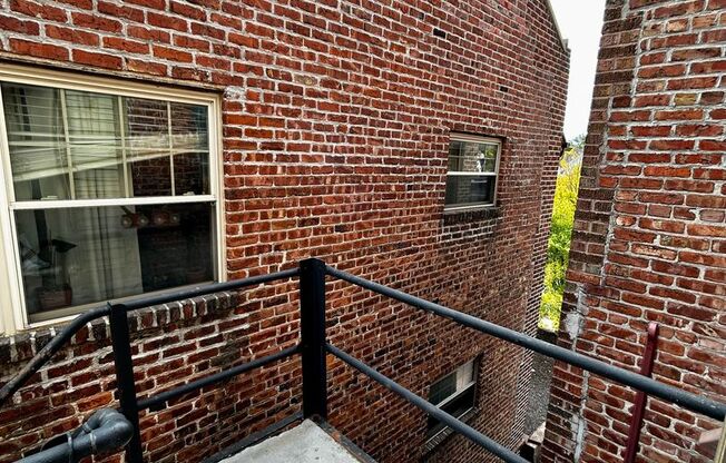 2 beds, 1 bath, 800 sqft, $1,195, Unit 601 - Unit 305 B800