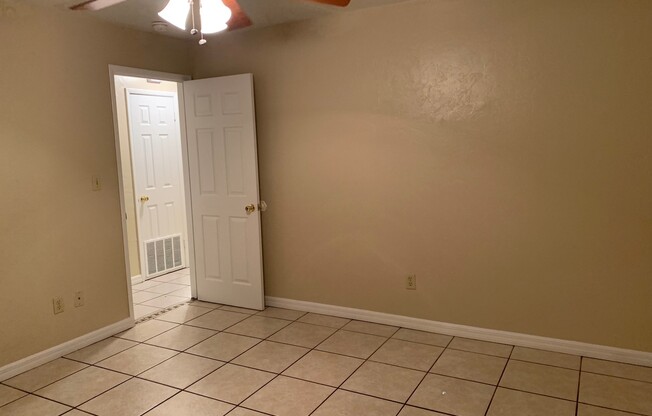 2 beds, 1 bath, 868 sqft, $1,100, Unit 4044 NE 1 DR